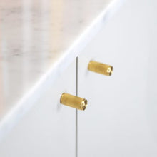 Cargar imagen en el visor de la galería, FURNITURE KNOB / LINEAR / BRASS